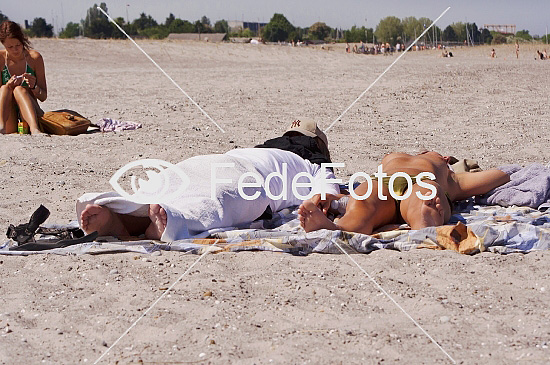 Solbadning og uden tøj - FedeFotos: Køb fotos
