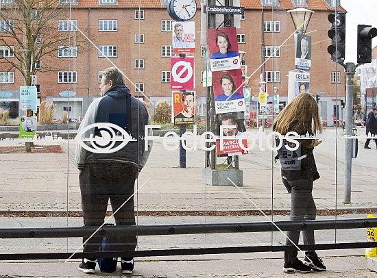 Valgplakater ved busholdeplads