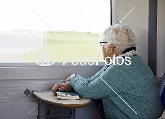 Ældre kvinde i tog
