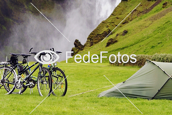 Cykler, telt og vandfald
