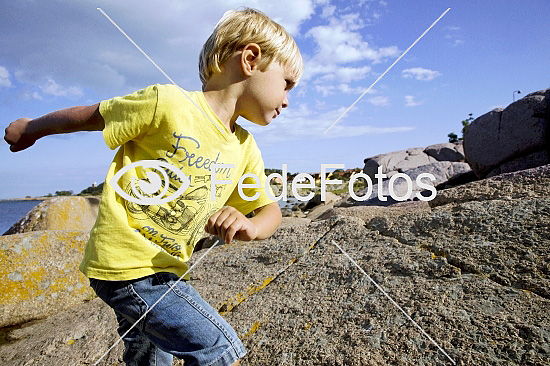 Dreng løber på klipper