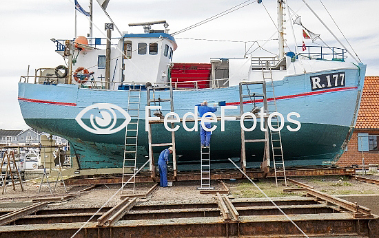 Fiskekutter bliver vedligeholdt