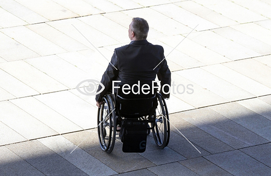 Mand i kørestol