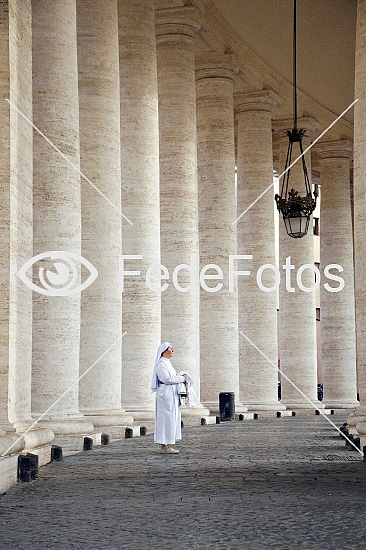 Nonne foran Peterskirken