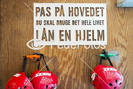 Skilt: Pas på hovedet