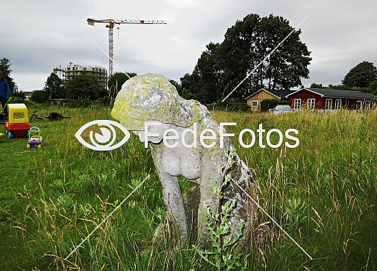 Skulptur af kvinde på knæ