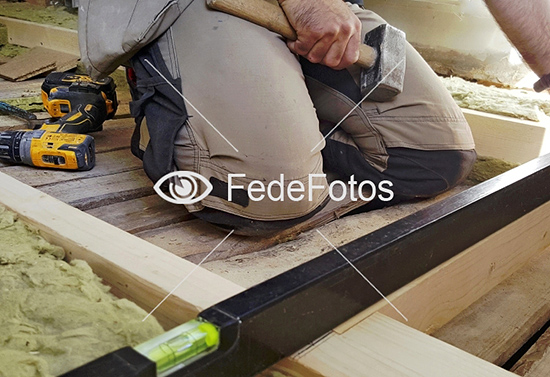 Tømrer lægger gulv