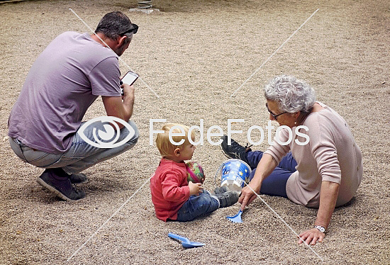 Tre generationer på legeplads